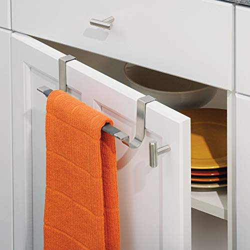 mDesign Over Cabinet Door Hand Towel Holder for Kitchen - 23 cm Wide Hanger Hooks Inside/Outside Cupboard Doors for Storage - Over Door Towel Rai