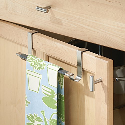 mDesign Over Cabinet Door Hand Towel Holder for Kitchen - 23 cm Wide Hanger Hooks Inside/Outside Cupboard Doors for Storage - Over Door Towel Rai